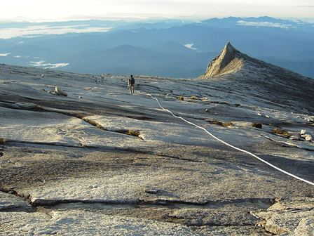 キナバル山山頂付近の岩肌